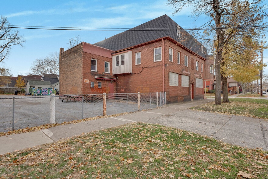 1041 Starkweather Ave, Cleveland, OH à vendre - Photo du bâtiment - Image 2 de 6