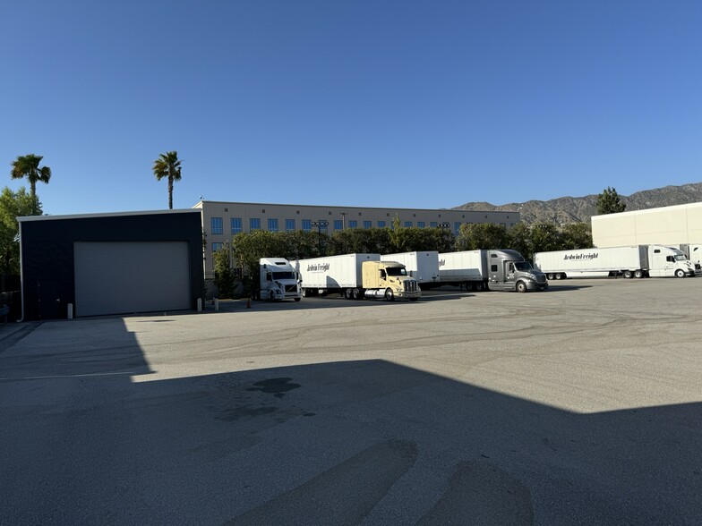 2940 N Hollywood Way, Burbank, CA à louer - Photo du bâtiment - Image 3 de 14