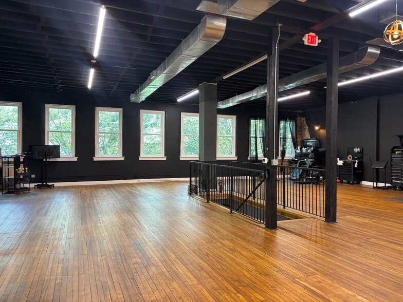 275 W 4th St, Winston-Salem, NC for lease - Primary Photo - Image 1 of 11