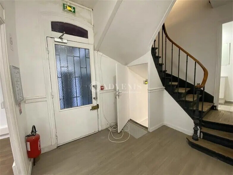 Office in Montrouge for lease - Lobby - Image 2 of 12