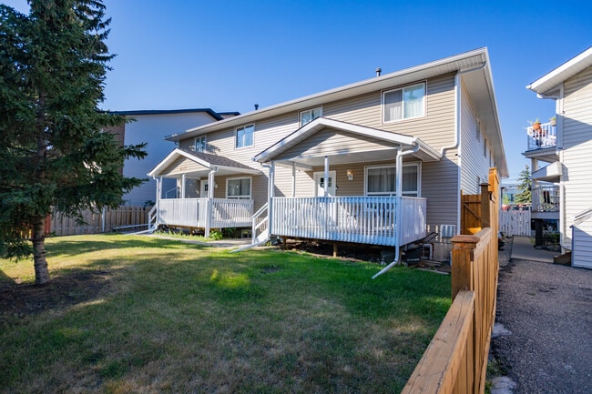 Plus de détails pour 4627 73 St NW, Calgary, AB - Multi-résidentiel à vendre