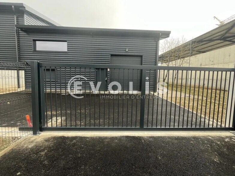 Flex in Réaumont for lease - Building Photo - Image 1 of 4