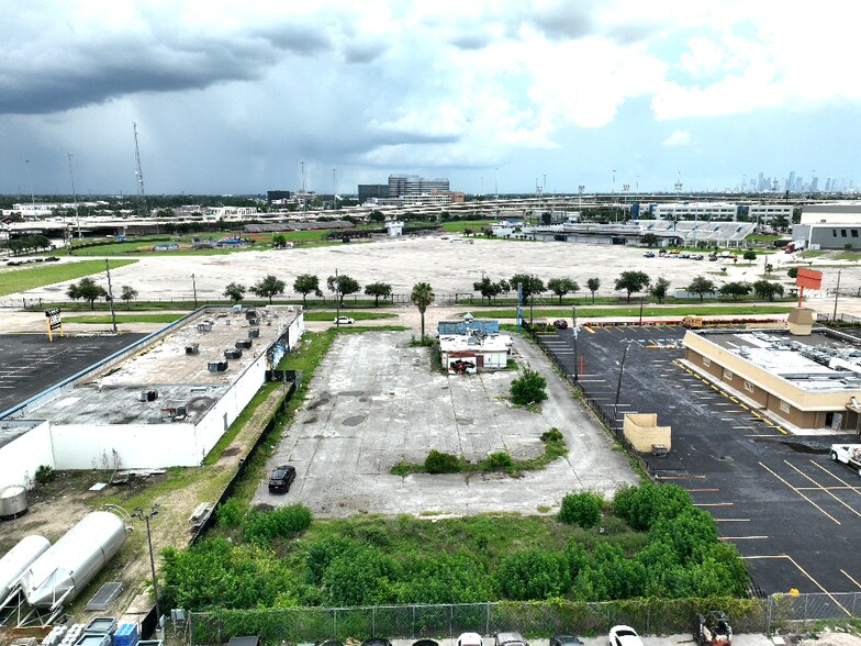 2009 Mangum Rd, Houston, TX à vendre - Photo du bâtiment - Image 2 de 8