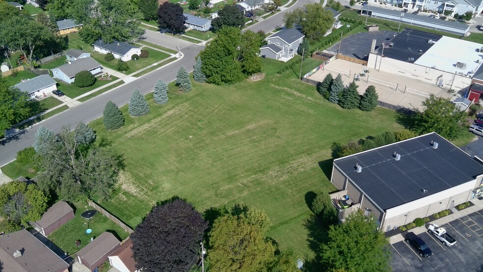 1210 Mayfair Dr, Janesville, WI à vendre - Photo du bâtiment - Image 3 de 6