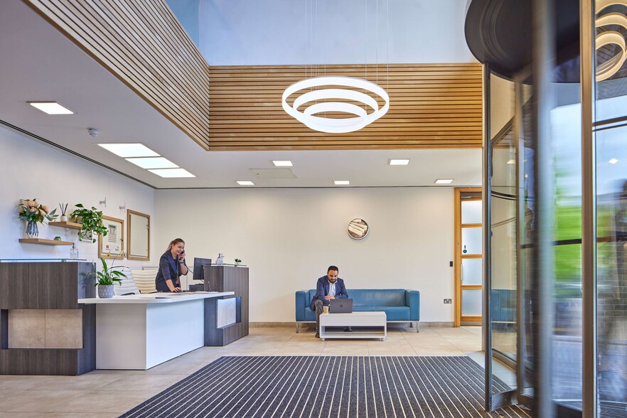 Reeds Cres, Watford for lease - Interior Photo - Image 2 of 9