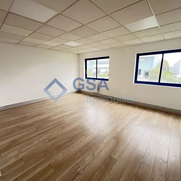 Office in Lisses for lease - Interior Photo - Image 1 of 7