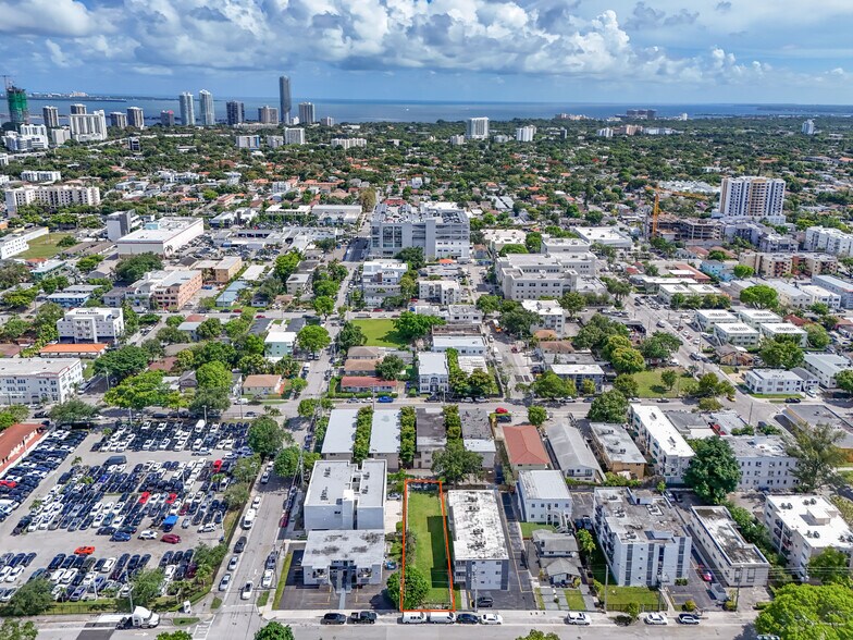 718 SW 4th St, Miami, FL à vendre - Photo du bâtiment - Image 3 de 12