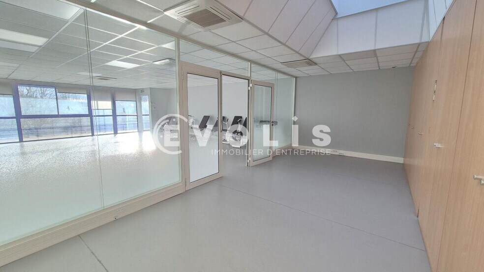 Office in Chelles for lease - Interior Photo - Image 3 of 7