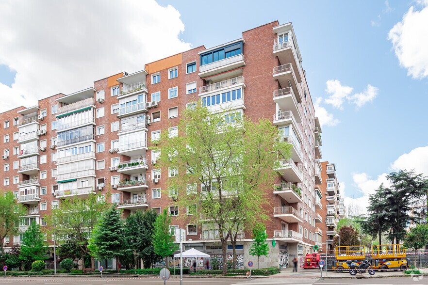 Immeuble residentiel dans Madrid, Madrid à vendre - Photo du bâtiment - Image 2 de 2