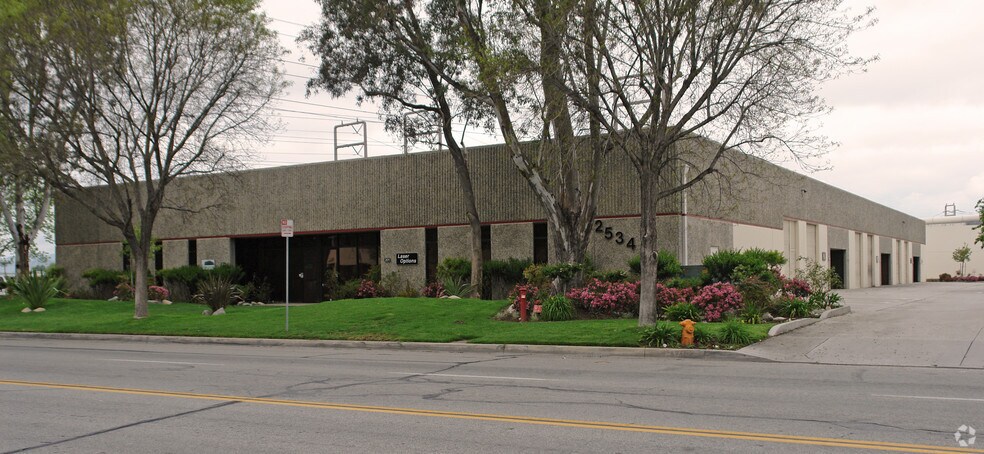 25345 Avenue Stanford, Valencia, CA à louer - Photo du bâtiment - Image 3 de 5