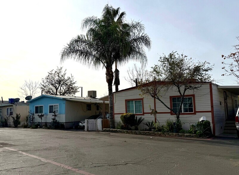 24833 Railroad, Newhall, CA à vendre - Photo du bâtiment - Image 2 de 5