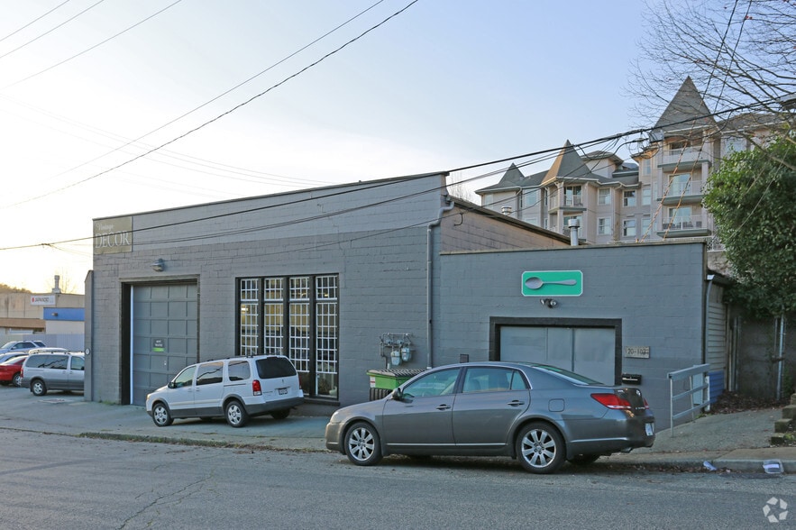 131 11th St, New Westminster, BC à louer - Photo du bâtiment - Image 3 de 4