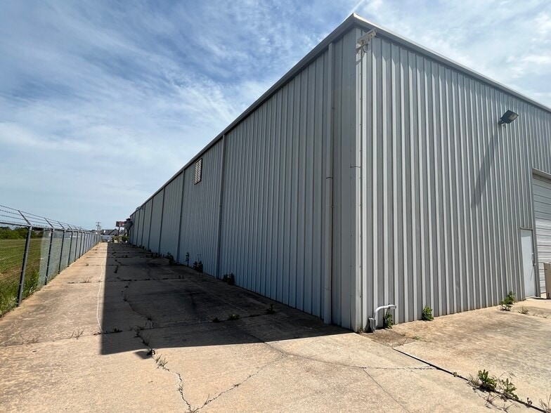 6625 W Wilshire Blvd, Oklahoma City, OK à louer - Photo du bâtiment - Image 3 de 11