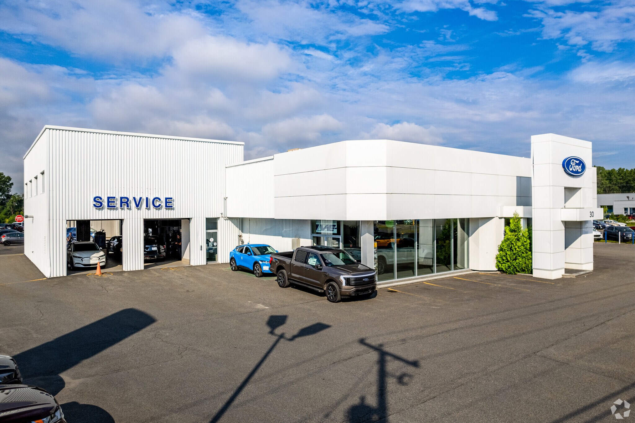 30 Boul Don-Quichotte, L'Île-Perrot, QC for sale Primary Photo- Image 1 of 1