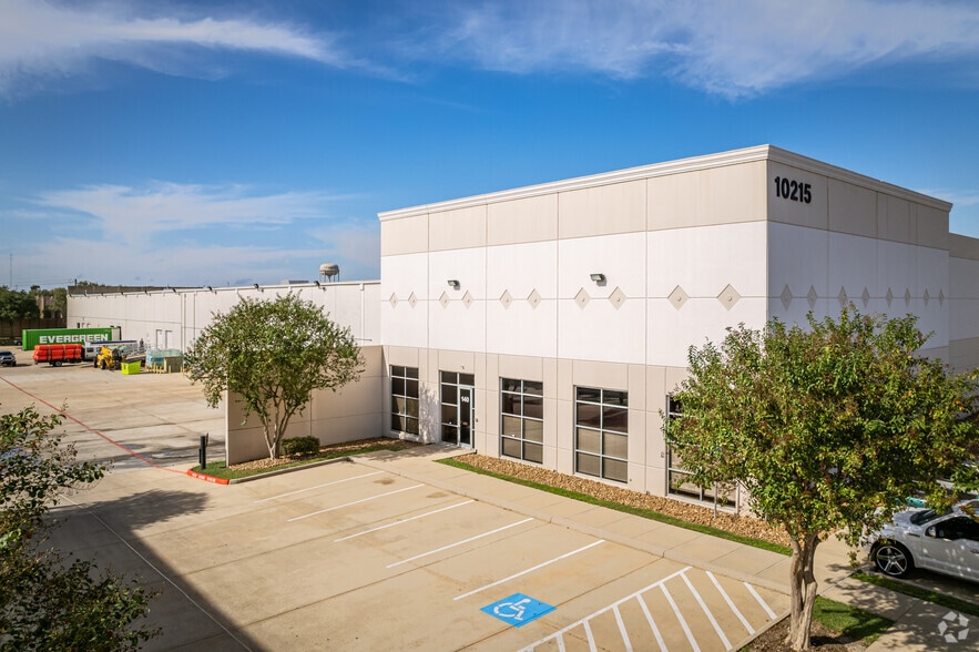 10215 S Sam Houston Pky W, Houston, TX for lease - Primary Photo - Image 1 of 31