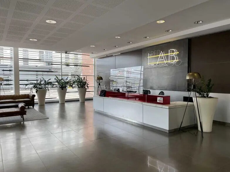 Bureau dans Ivry-sur-Seine à louer - Hall d’entrée - Image 3 de 13