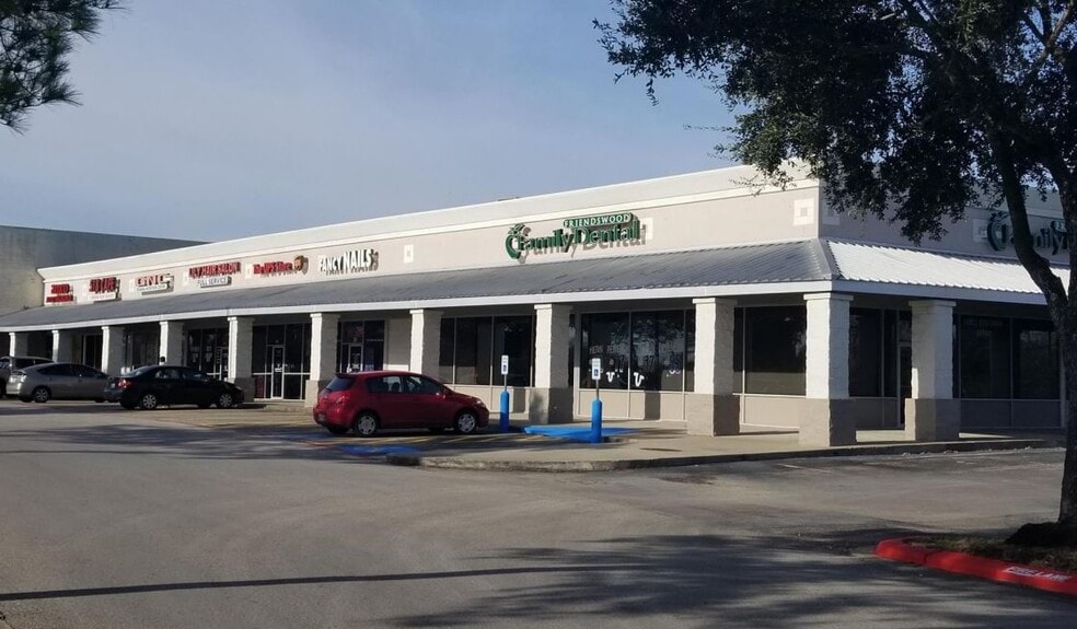 108-116 E Edgewood Dr, Friendswood, TX for sale - Building Photo - Image 2 of 6