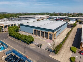 Plus de détails pour Dean Way, Southall - Industriel à louer