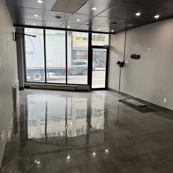 251 Bank St, Ottawa, ON à louer - Photo du bâtiment - Image 2 de 7