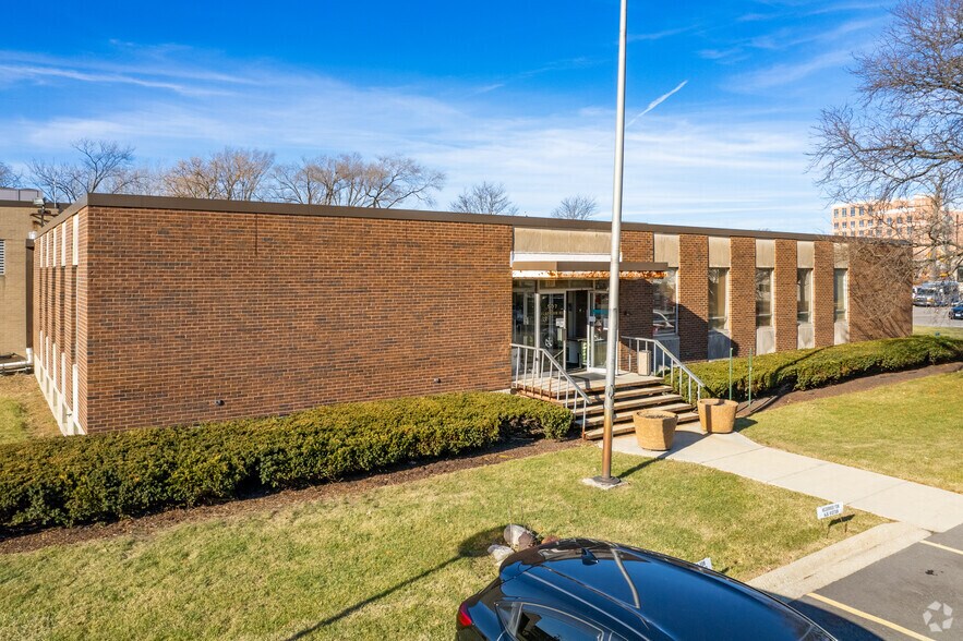 511 W Algonquin Rd, Arlington Heights, IL for sale - Building Photo - Image 2 of 4