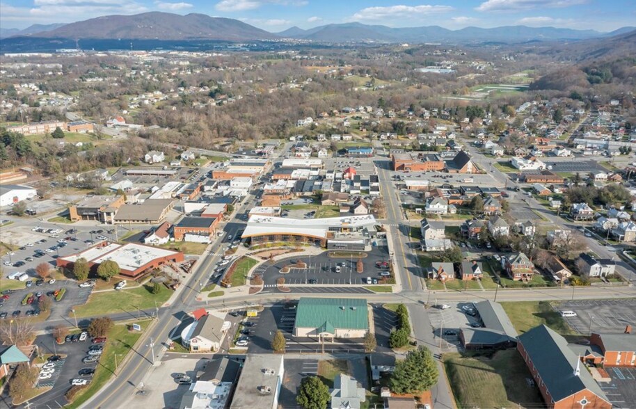 119 E Cleveland Ave, Vinton, VA à louer - Photo du bâtiment - Image 3 de 15