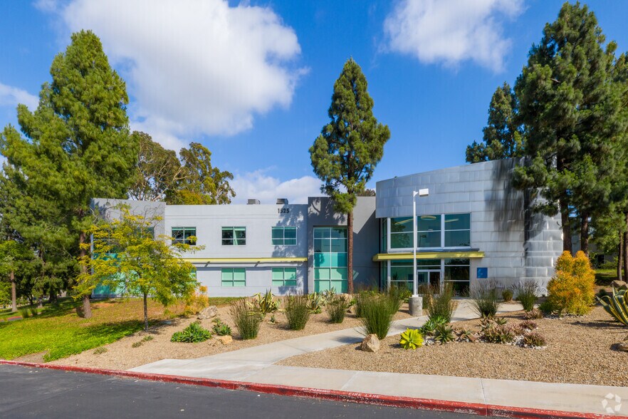 1535 Rancho Conejo Blvd, Thousand Oaks, CA à louer - Photo du bâtiment - Image 1 de 21