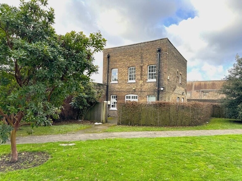 London Rd, Brentford for lease - Building Photo - Image 1 of 20