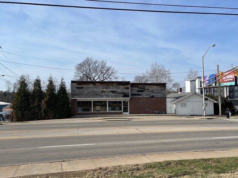 1820 S Walnut St, Bloomington, IN à louer - Photo du bâtiment - Image 2 de 2