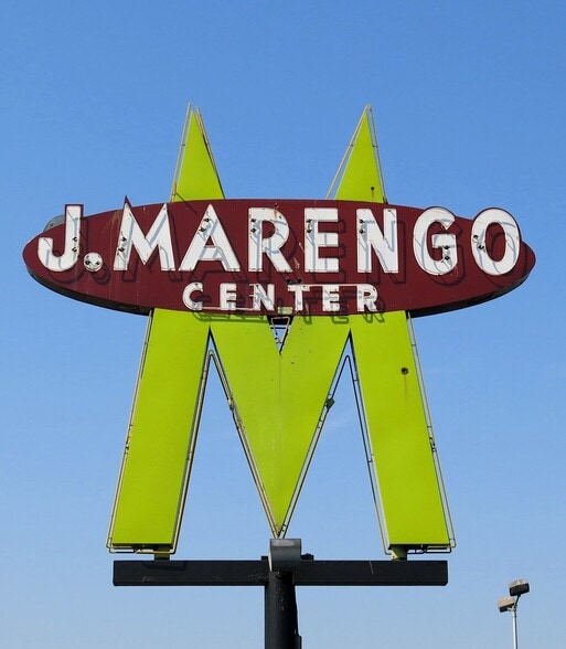 Marengo Center portefeuille de 3 propriétés à vendre sur LoopNet.ca - Photo principale - Image 3 de 3