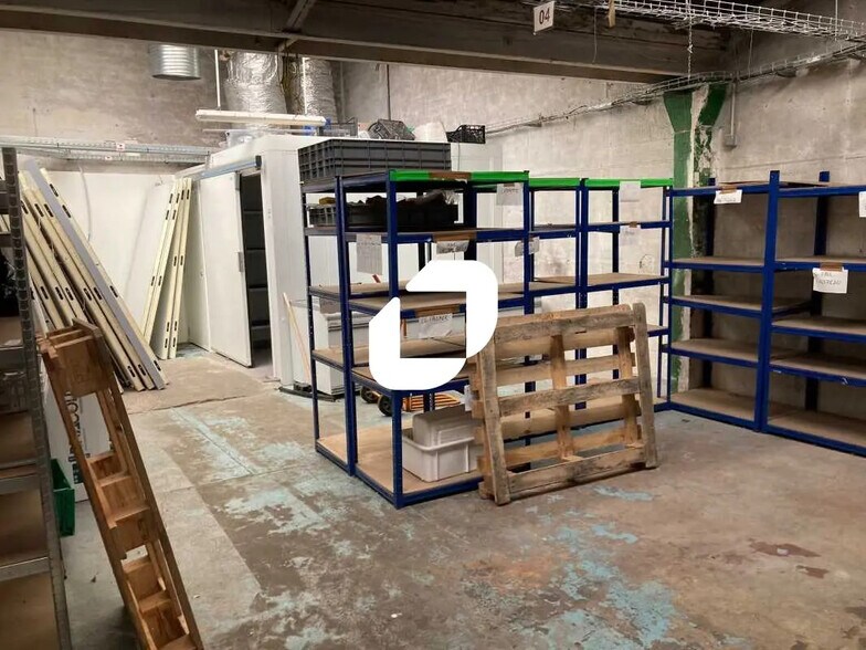 Flex in Montreuil for lease - Interior Photo - Image 3 of 6