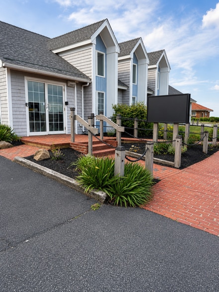 3 Oak Bluffs Ave, Vineyard Haven, MA for sale - Building Photo - Image 1 of 2