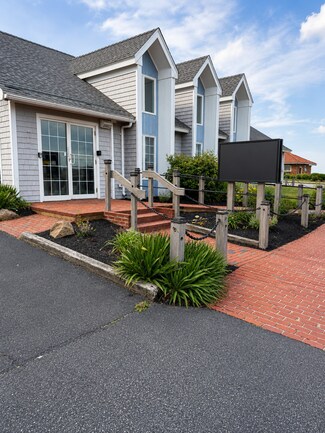 Plus de détails pour 3 Oak Bluffs Ave, Vineyard Haven, MA - Commerce de détail à vendre