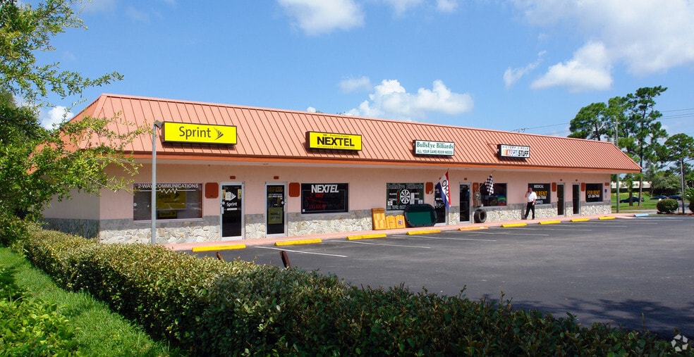 230-240 S Wickham Rd, West Melbourne, FL à louer - Photo du bâtiment - Image 2 de 5