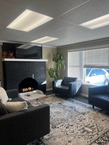 14563 Manchester Rd, Ballwin, MO for sale - Interior Photo - Image 2 of 4