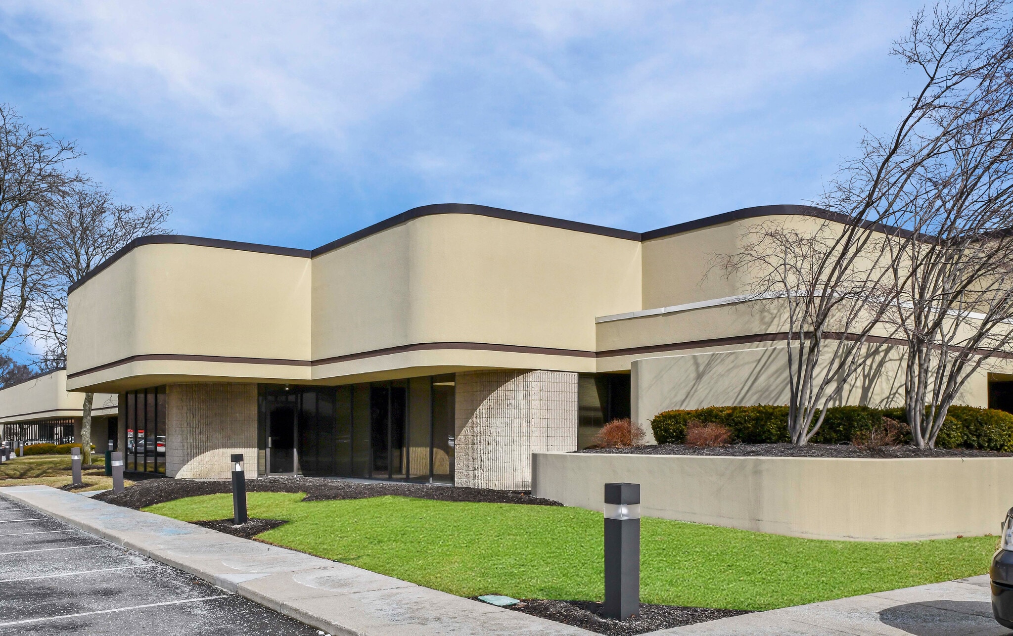 220-222 E Campus View Blvd, Columbus, OH for lease Primary Photo- Image 1 of 6