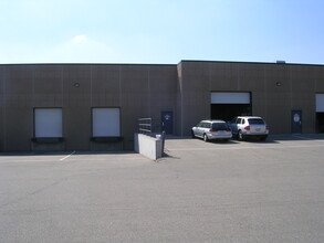 375-397 Bridgepoint Dr, South Saint Paul, MN for lease Building Photo- Image 2 of 4