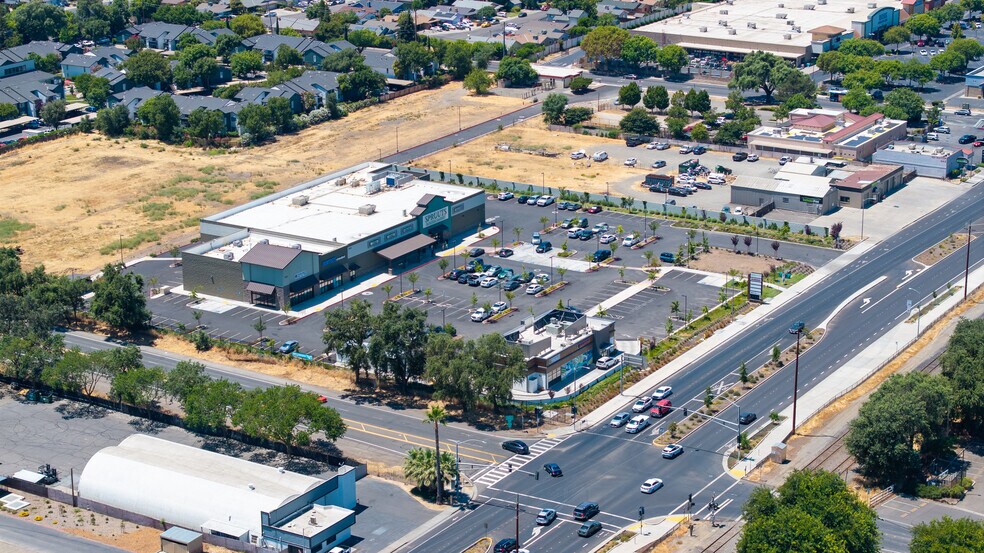 1434-1454 E Main St, Woodland, CA for lease - Building Photo - Image 2 of 11