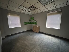 350-370 Lexington Dr, Buffalo Grove, IL for lease Interior Photo- Image 1 of 3