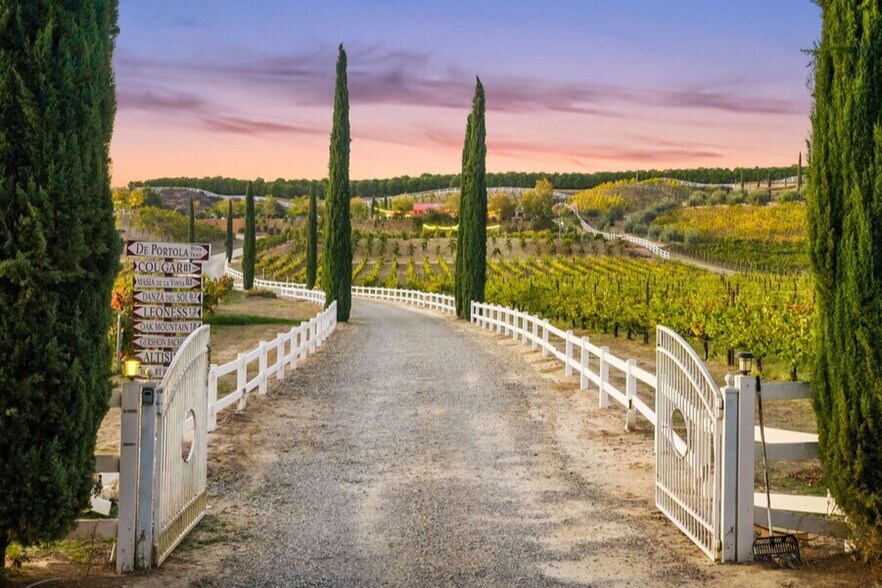 39750 De Portola Rd, Temecula, CA à vendre - Photo du bâtiment - Image 2 de 28
