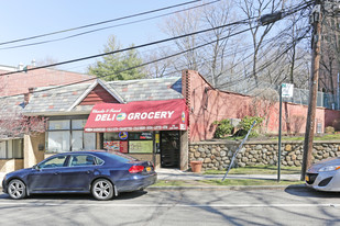 Douglaston LIRR Mass Transit Strip - Épicerie