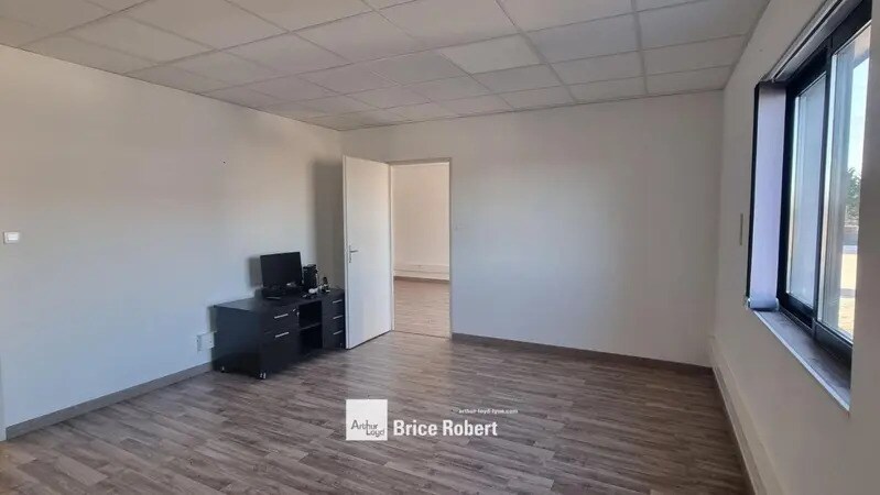214 Rue De L'Artisanat, Saint-André-de-Corcy for lease - Interior Photo - Image 2 of 5