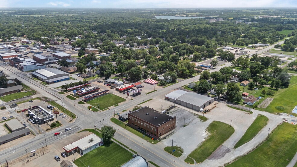 415 W Madison Ave, Iola, KS for sale - Building Photo - Image 3 of 84