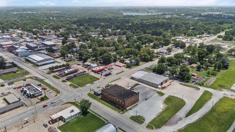 415 W Madison Ave, Iola, KS à vendre - Photo du bâtiment - Image 3 de 84