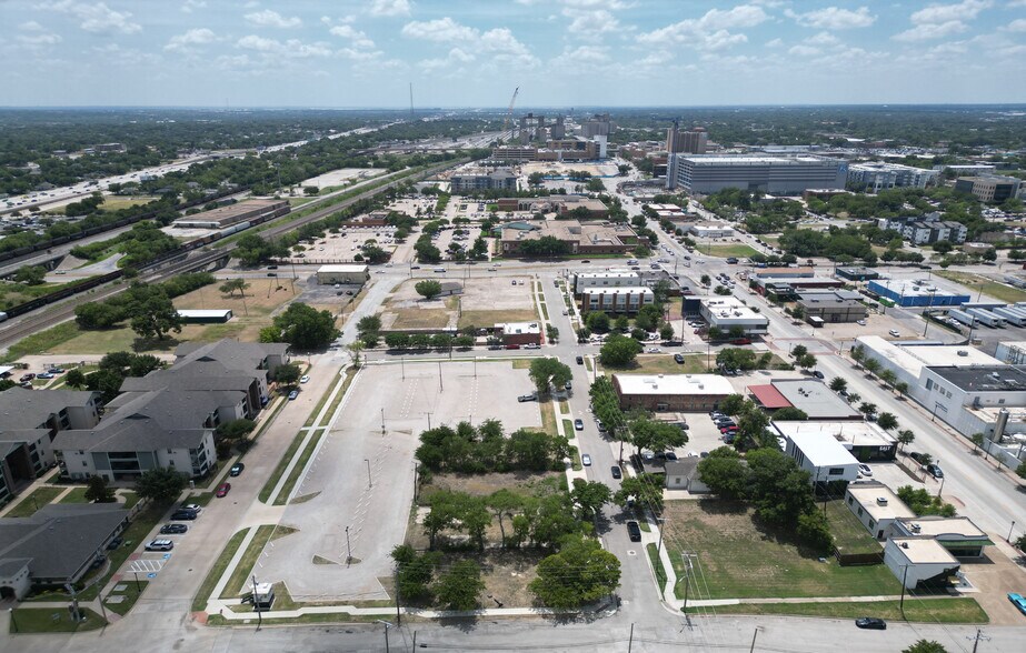 901 Bryan Ave, Fort Worth, TX à vendre - Photo du bâtiment - Image 2 de 3