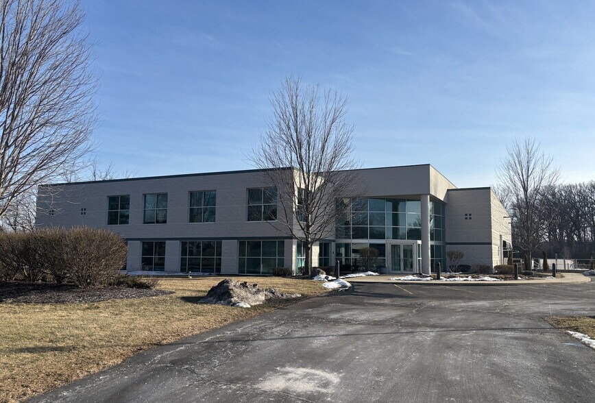 N27W23539 Paul Rd, Pewaukee, WI for lease - Building Photo - Image 1 of 8