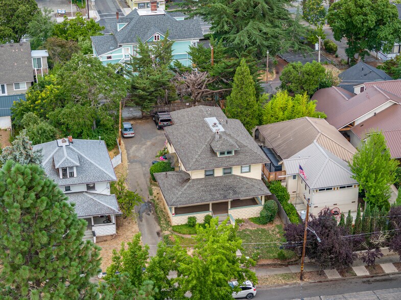 807 NW 5th St, Grants Pass, OR à vendre - Photo du bâtiment - Image 3 de 40