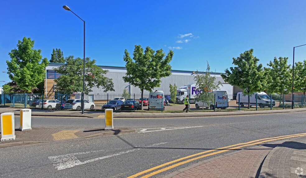 9 Central Way, Londres à louer - Photo du bâtiment - Image 2 de 7