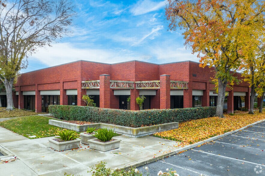 5860 W Las Positas Blvd, Pleasanton, CA à louer - Photo du bâtiment - Image 1 de 14
