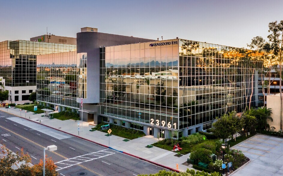 23961 Calle de la Magdalena, Laguna Hills, CA à louer - Photo du bâtiment - Image 3 de 10