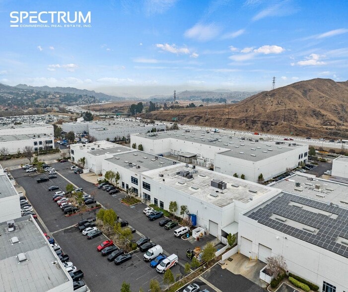 29018 N Hancock Pky, Valencia, CA à louer - Photo du bâtiment - Image 2 de 11